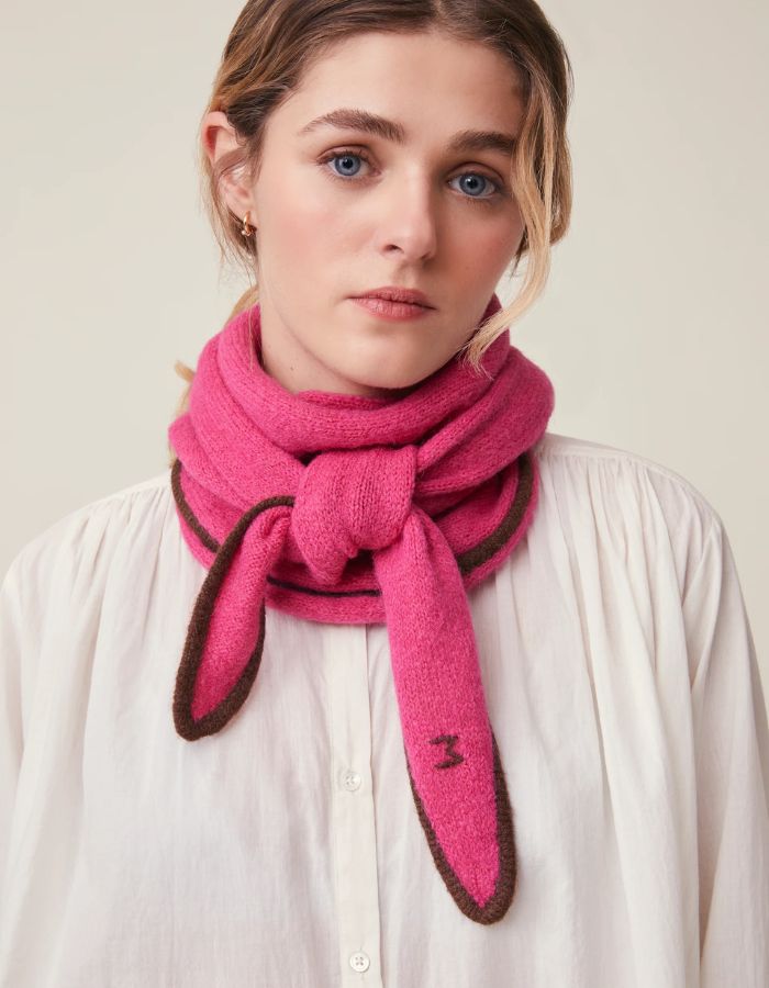 Vue de face de l'Écharpe triangle pour femme en baby alpaga doux rose avec liseré contrastant, modèle Écharpe Elly N°218 Lipstick de la marque MOISMONT.