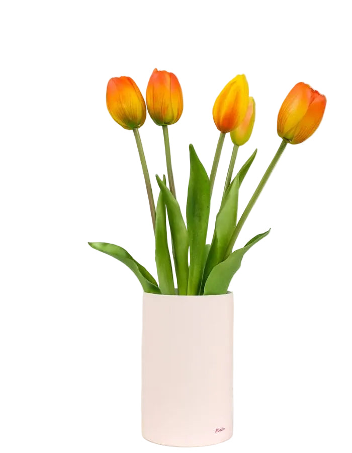 Bouquet de tulipes artificielles orange et jaunes Real Touch dans un vase blanc, emballage transformable.