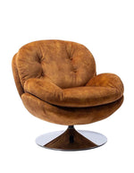 Fauteuil Loveuse Gold pivotant avec assise large et moelleuse, revêtement doré et base ronde en métal chromé.