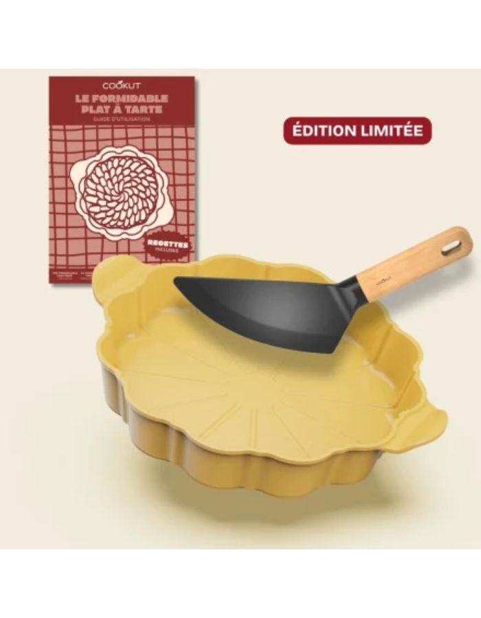 Plat à tarte Cookut 29 cm en métal recyclé avec revêtement antiadhérent sans PFAS et découpe en forme de fleur.