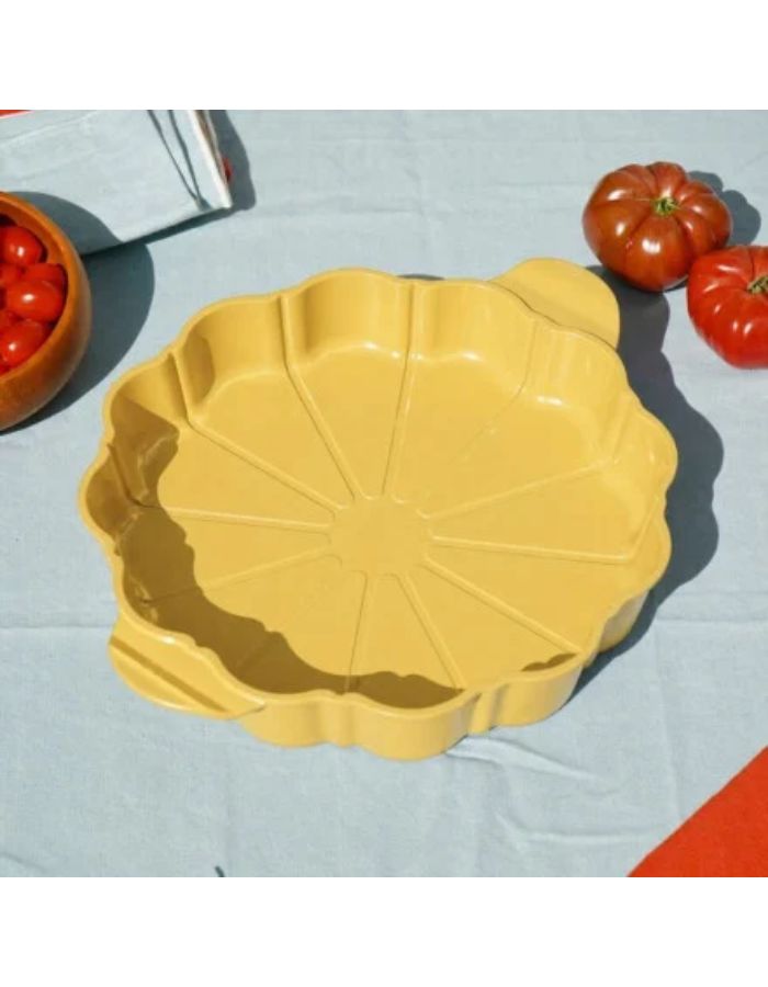 Plat à tarte Cookut 29 cm en métal recyclé avec revêtement antiadhérent sans PFAS et découpe en forme de fleur.