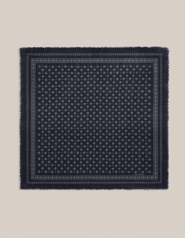 Foulard déplié carré pour femme en laine bleu marine navy style bandana graphique avec petites fleurs blanches et bords frangés, modèle Olaf N°676 Western couleur Magic Blue de la marque MOISMONT.
