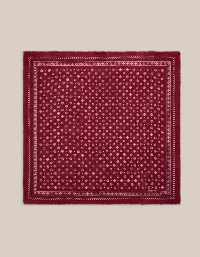 Foulard déplié carré pour femme en laine bordeaux profond style bandana graphique avec petites fleurs blanches et bords frangés, modèle Olaf N°676 Western couleur Velvet de la marque MOISMONT.