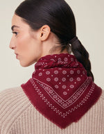 vue sur le dos du Foulard carré pour femme en laine bordeaux profond style bandana graphique avec petites fleurs blanches et bords frangés, modèle Olaf N°676 Western couleur Velvet de la marque MOISMONT.