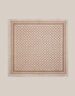 Foulard déplié carré pour femme en laine style bandana graphique avec petites fleurs blanches et bords frangés, modèle Olaf N°676 Western de la marque MOISMONT.