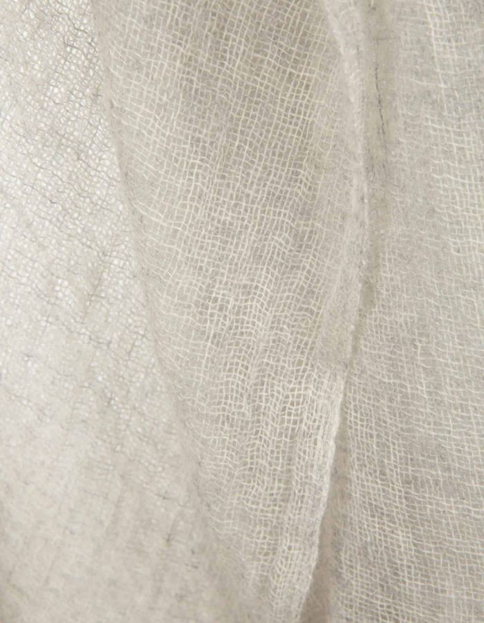 trinity-foulard-baby-cachemire-soho-light-grey-mirror-in-the-sky-2