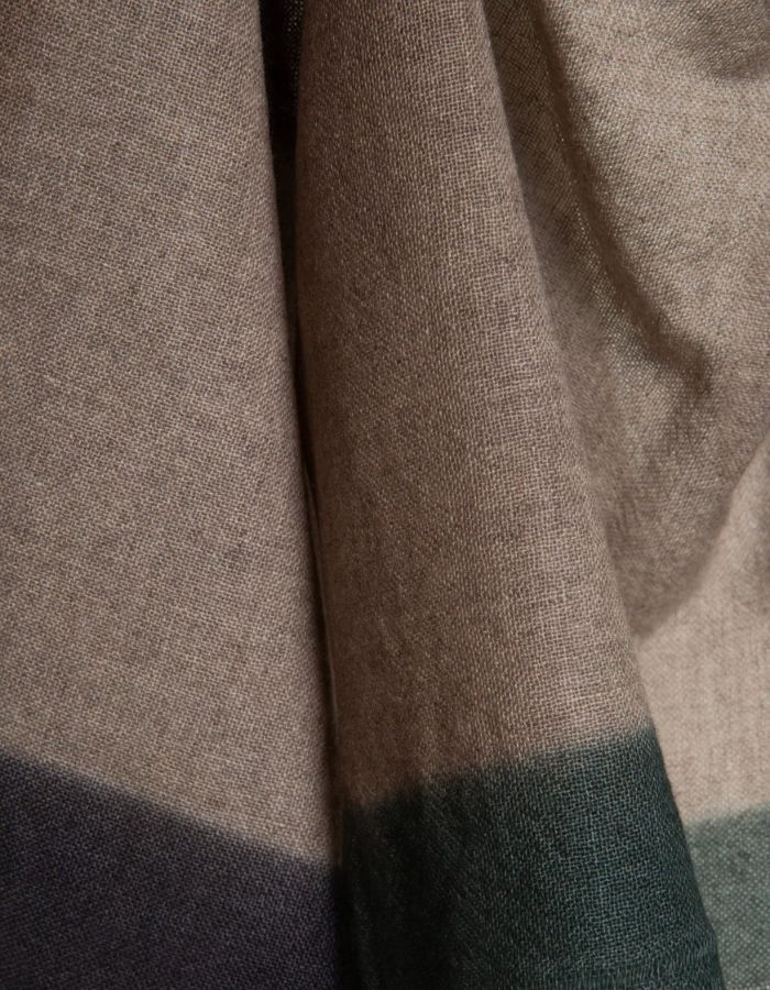 trinity-foulard-cachemire-dip-dye-grey-mirror-in-the-sky-4