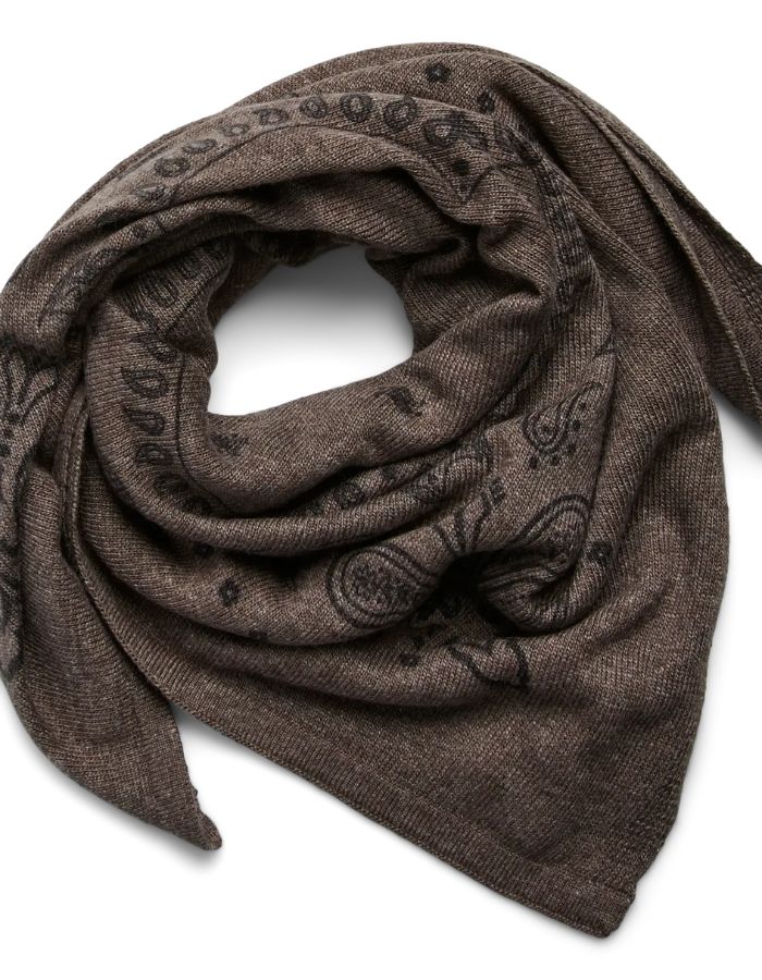 Gros plan sur le Petit foulard carré pour femme en maille tricotée fine et douce, modèle Novis de la marque Pieces. Présente un motif cachemire (Paisley) continu sur fond noir combiné à des teintes marron taupe Morel, mesurant 70 centimètres de côté.