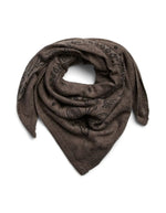 Petit foulard carré pour femme en maille tricotée fine et douce, modèle Novis de la marque Pieces. Présente un motif cachemire (Paisley) continu sur fond noir combiné à des teintes marron taupe Morel, mesurant 70 centimètres de côté.
