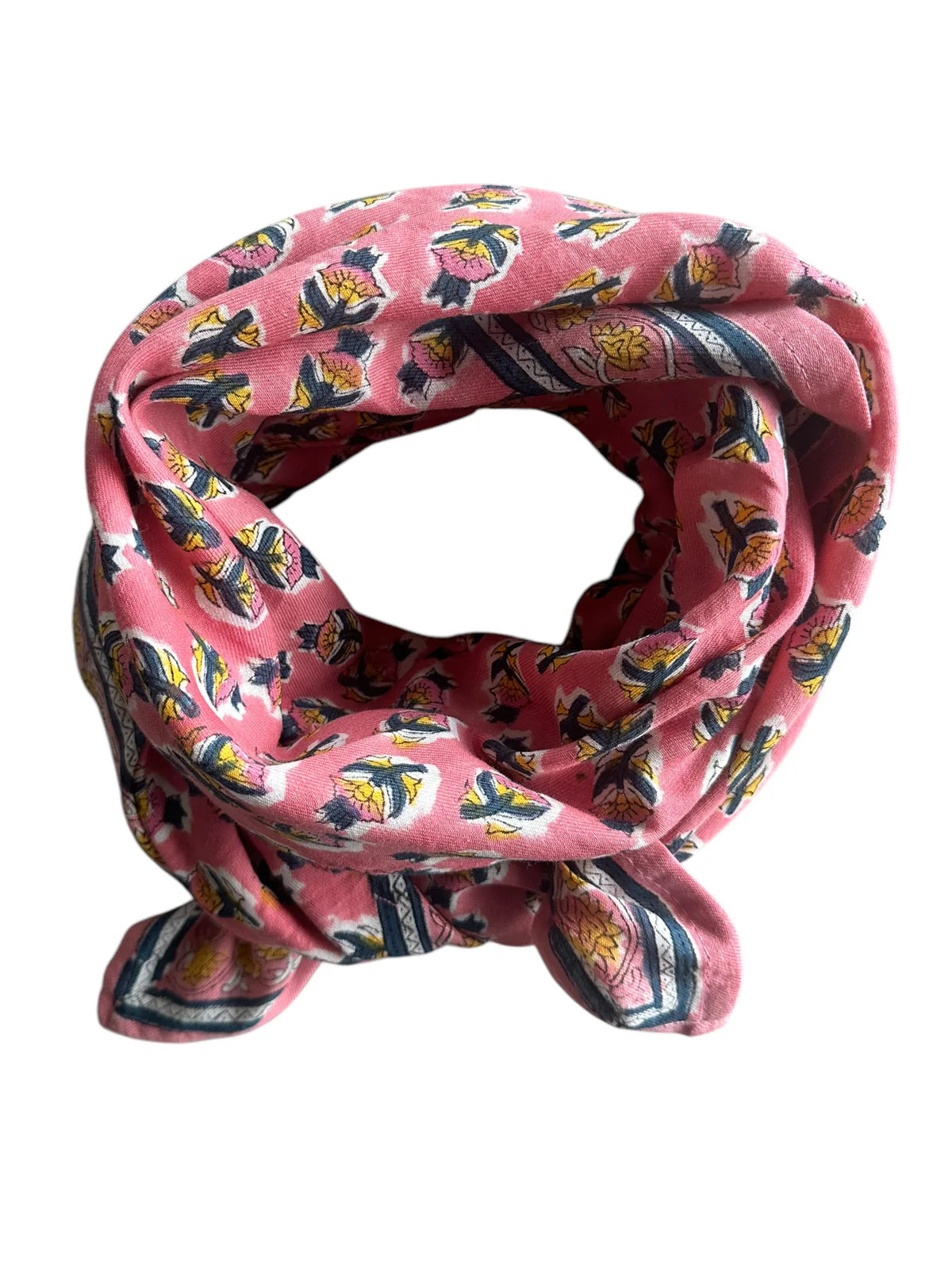 Foulard Lise Buble rose en coton 100x100cm, imprimé artisanal block-print de motifs floraux jaunes et bleus.