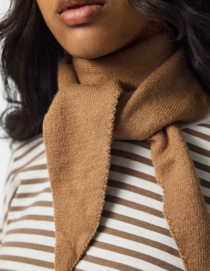 Vue de face du Foulard triangle camel pour femme en viscose écoresponsable et maille douce, modèle Komma Triangle Scarf de la marque PIECES.
