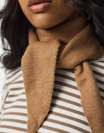 Vue de face du Foulard triangle camel pour femme en viscose écoresponsable et maille douce, modèle Komma Triangle Scarf de la marque PIECES.