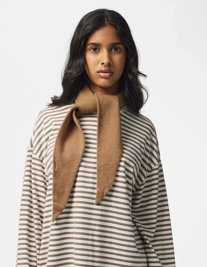 Autre vue du Foulard triangle camel pour femme en viscose écoresponsable et maille douce, modèle Komma Triangle Scarf de la marque PIECES.