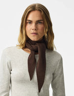 Silhouette avec le Foulard triangle marron pour femme en viscose écoresponsable et maille douce, modèle Komma Triangle Scarf de la marque PIECES.