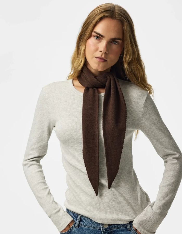 Silhouette avec le Foulard triangle marron pour femme en viscose écoresponsable et maille douce, modèle Komma Triangle Scarf de la marque PIECES.