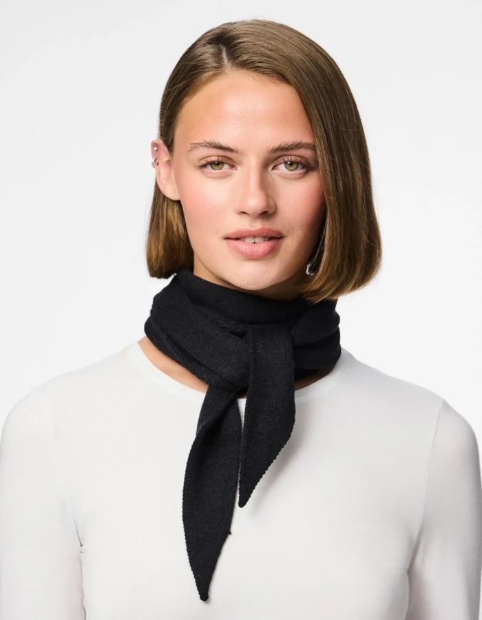 Silhouette avec le Foulard triangle noir pour femme en viscose écoresponsable et maille douce, modèle Komma Triangle Scarf de la marque PIECES.