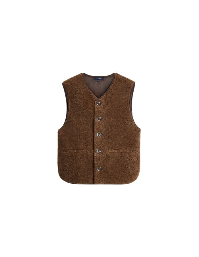 Gilet sans manches pour femme en fausse fourrure de couleur marron foncé, modèle Fusil de la marque Soeur. Présente une coupe droite dotée d'une encolure en V, d'une fermeture boutonnée à l'avant, de deux poches passepoilées et de bordures proprement gansées.