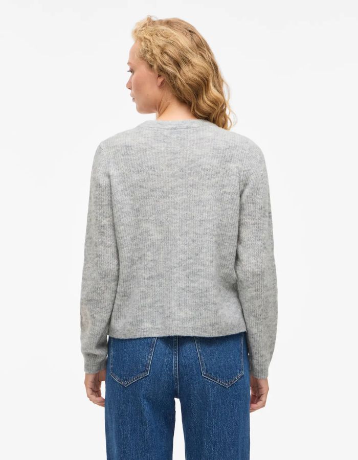 Silhouette de dos du Gilet col rond pour femme en maille gris clair chiné Light Grey Melange, modèle Lory O-Neck Cardigan de la marque VILA. Présente des manches longues, des boutons sur le devant et des finitions en bord-côte au col, aux poignets et au bas.
