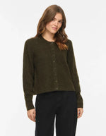 Vue de face du Gilet col rond pour femme en maille vert forêt chiné Forest Night Melange, modèle Lory O-Neck Cardigan de la marque VILA. Présente des manches longues, des boutons sur le devant et des finitions en bord-côte au col, aux poignets et au bas.