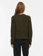 Silhouette de dos avec le Gilet col rond pour femme en maille vert forêt chiné Forest Night Melange, modèle Lory O-Neck Cardigan de la marque VILA. Présente des manches longues, des boutons sur le devant et des finitions en bord-côte au col, aux poignets et au bas.