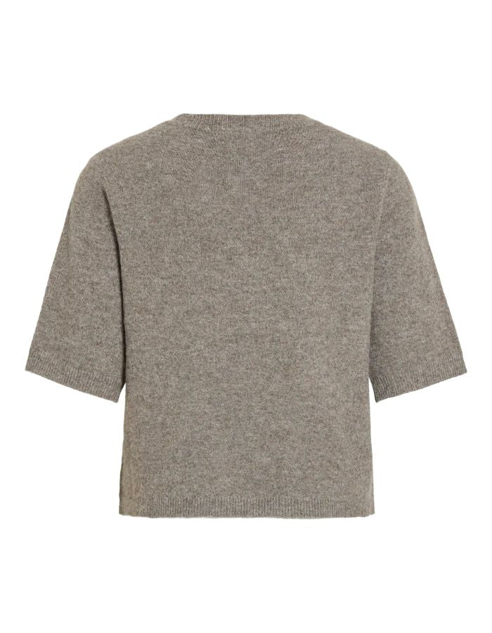 Dos du Gilet fin en maille pour femme de couleur taupe grisâtre chiné Falcon Melange, modèle Liga de la marque Vila. Présente un col rond, une fermeture par petits boutons sur le devant et des manches mi-longues arrivant juste en dessous du coude.