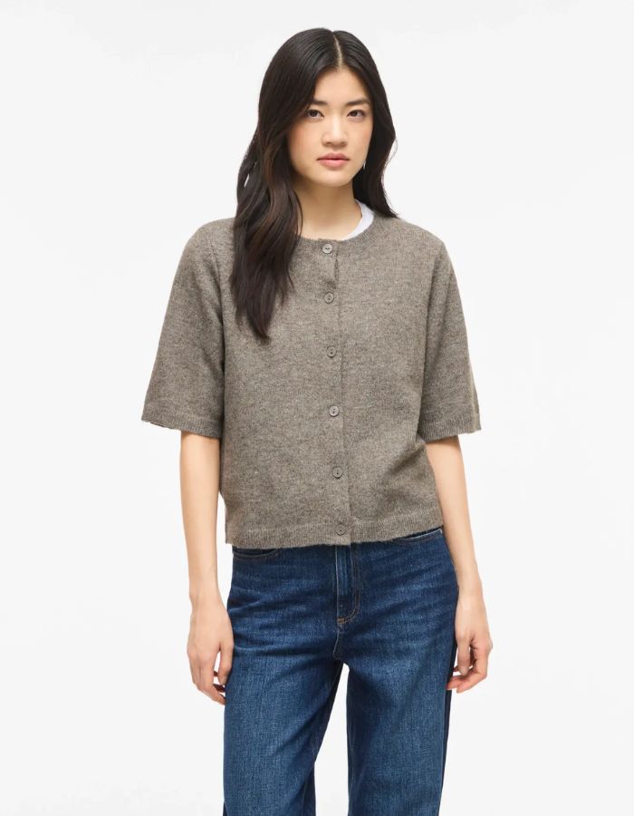 Silhouette avec le Gilet fin en maille pour femme de couleur taupe grisâtre chiné Falcon Melange, modèle Liga de la marque Vila. Présente un col rond, une fermeture par petits boutons sur le devant et des manches mi-longues arrivant juste en dessous du coude.