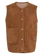 Gilet sans manches réversible pour femme, modèle Majlina Teddy Vest de la marque VILA. Présente une face en moumoute écru Birch et une face en velours côtelé marron Nuthatch, avec col rond, boutons et poches sur l'avant.