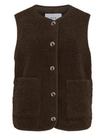 Gilet sans manches pour femme en matière peluche bouclée marron foncé Coffee Bean, modèle Ada de la marque Vila. Présente un col rond, une fermeture boutonnée à l'avant et deux poches plaquées.