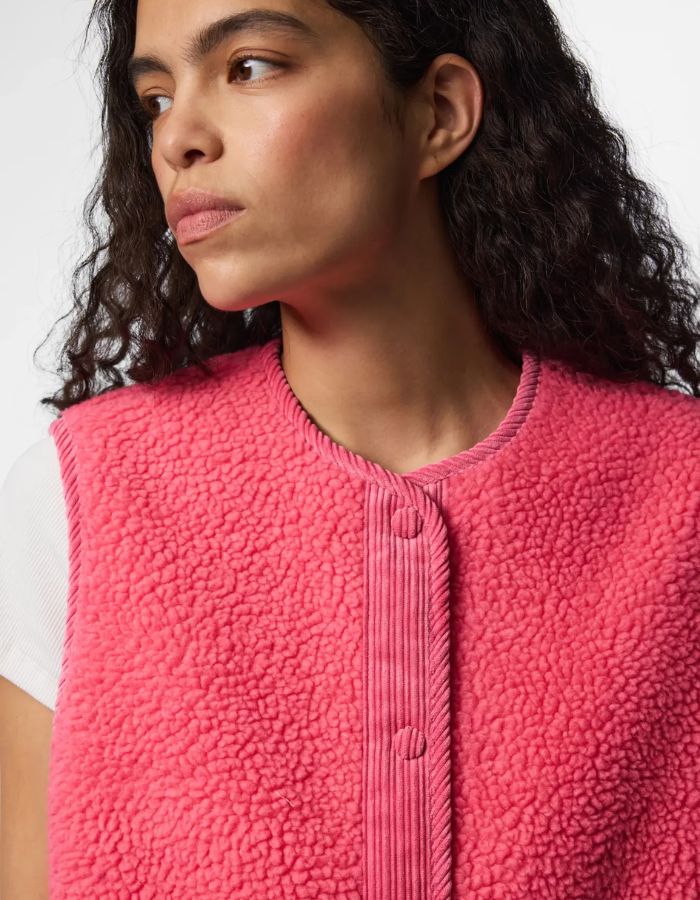 Col du Gilet sans manches pour femme en matière teddy moumoute rose frais avec fermeture zippée et poches, modèle Anastacia Teddy Vest BC couleur Pink Lemonade de la marque PIECES.