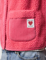 Poche du Gilet sans manches pour femme en matière teddy moumoute rose frais avec fermeture zippée et poches, modèle Anastacia Teddy Vest BC couleur Pink Lemonade de la marque PIECES.