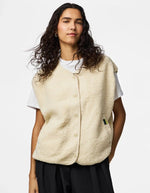 Vue de face du Gilet sans manches Katty Teddy pour femme, coloris beige naturel. Matière polaire bouclée douce, col en V et fermeture frontale par pressions. Veste outdoor élégante et écoresponsable.