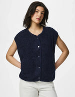 Vue de face du Gilet sans manches pour femme Katty Teddy, coloris bleu marine (Navy). Matière bouclée douce type polaire, col en V et poches latérales. Fermeture par boutons-pression. Veste écoresponsable en polyester recyclé.
