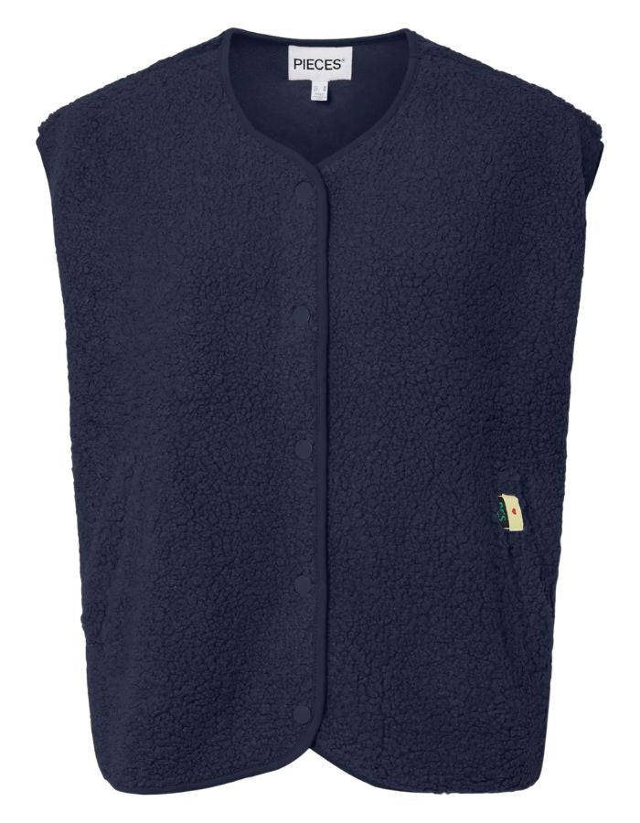 Gilet sans manches pour femme Katty Teddy, coloris bleu marine (Navy). Matière bouclée douce type polaire, col en V et poches latérales. Fermeture par boutons-pression. Veste écoresponsable en polyester recyclé.