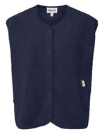 Gilet sans manches pour femme Katty Teddy, coloris bleu marine (Navy). Matière bouclée douce type polaire, col en V et poches latérales. Fermeture par boutons-pression. Veste écoresponsable en polyester recyclé.
