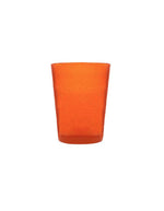Gobelet en verre soufflé orange avec bulles artisanales, forme cylindrique épurée.
