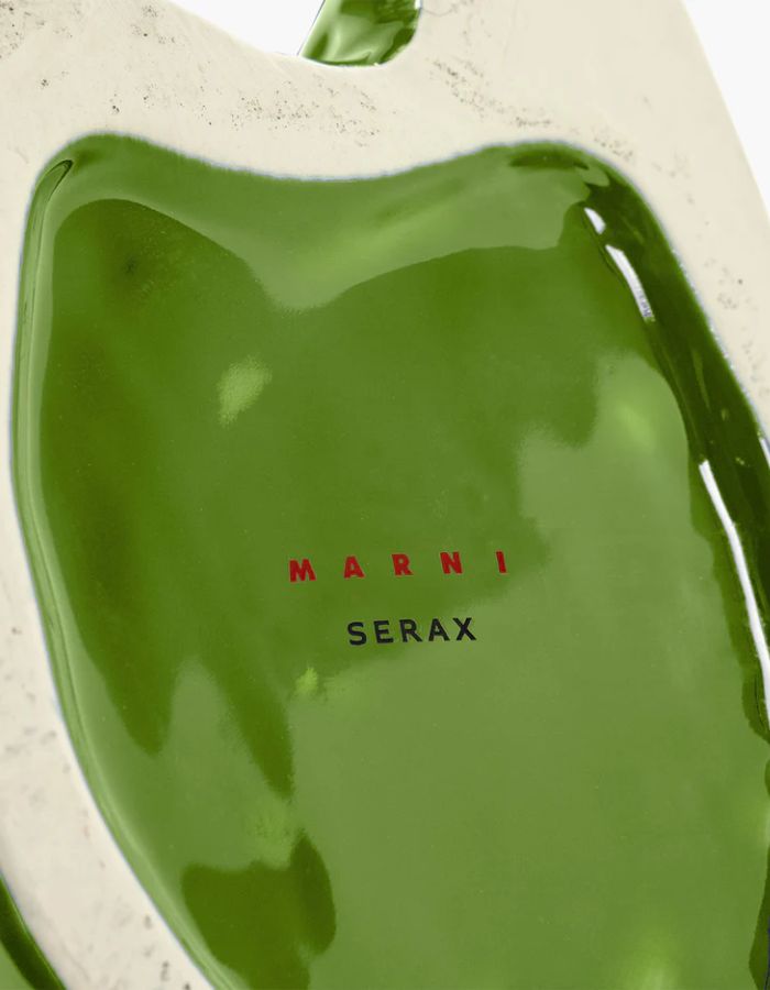 Vue du dessous du grand vase sculptural Owl en céramique vert forêt par Marni pour Serax, design hibou géométrique After Midnight, finition émaillée brillante, H 30 cm.