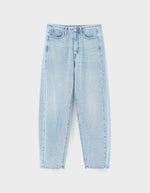 Jean loose femme Bellerose N°55 en denim bleu clair effet bleach, taille basse, jambes larges.