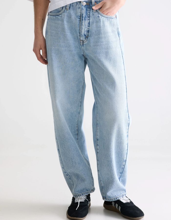Jean Pacy N°55 loose fit en denim bleu clair effet bleach, taille basse, jambes larges.
