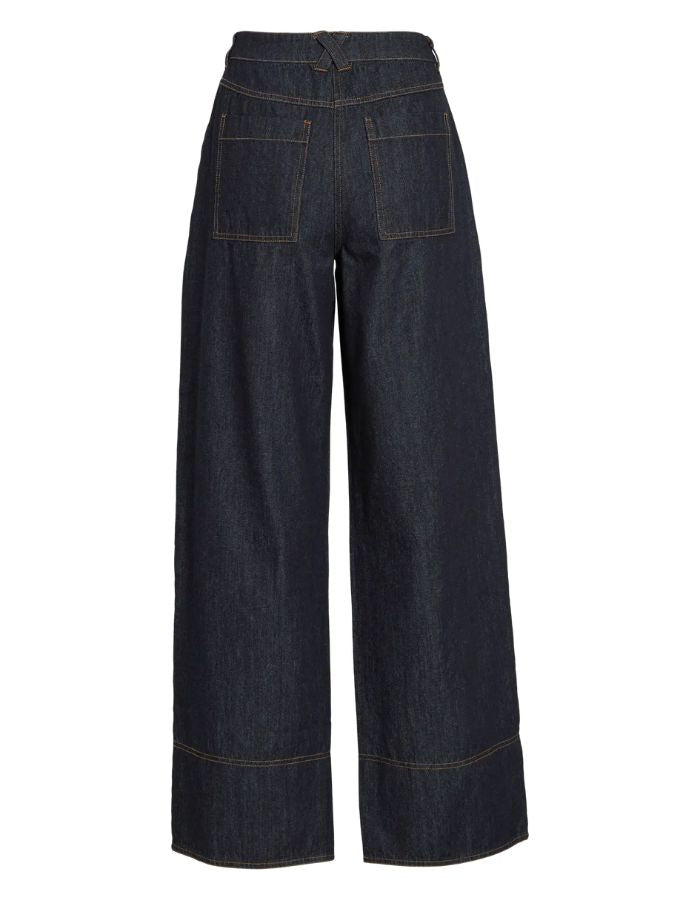 Jean Brixton en denim bleu foncé, coupe droite, taille mi-haute, avec surpiqûres discrètes.