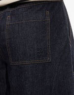 Jean Brixton coupe droite en denim bleu foncé avec surpiqûres camel et logo brodé sur la poche arrière.