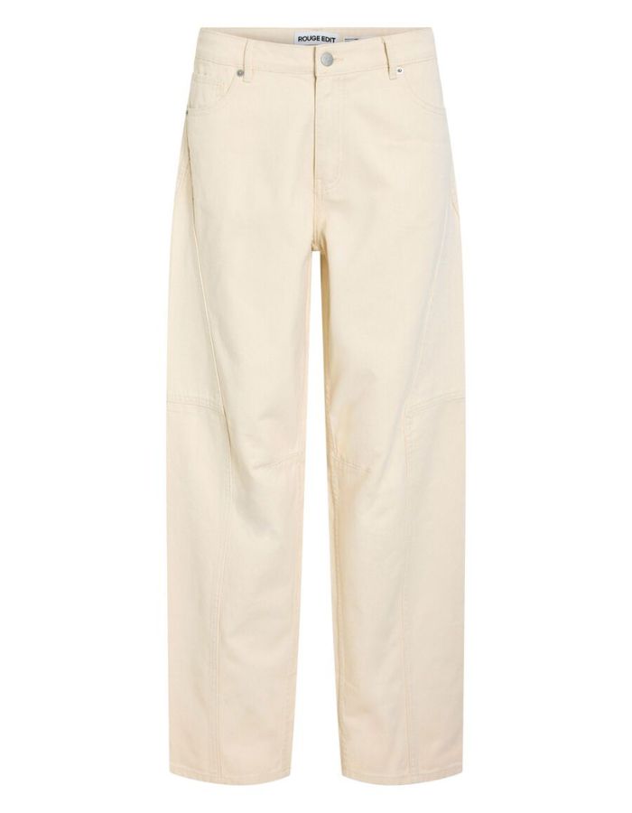 Jean femme coupe tonneau de la marque VILA, coloris Birch (blanc cassé). Taille mi-haute, modèle cinq poches en coton mélangé recyclé avec une silhouette structurée.