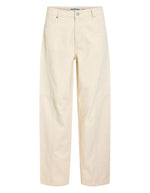 Jean femme coupe tonneau de la marque VILA, coloris Birch (blanc cassé). Taille mi-haute, modèle cinq poches en coton mélangé recyclé avec une silhouette structurée.