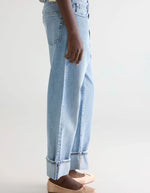 Jean Denim N.46 Bellerose bleu clair délavé, coupe large, jambes raccourcies, ourlets retroussés.