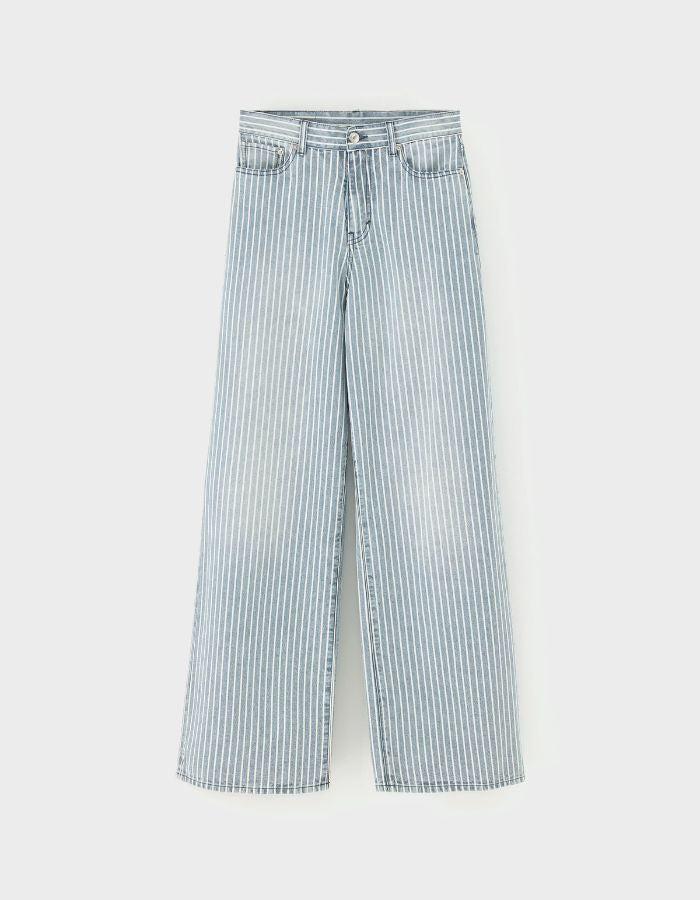 Jean denim bleu délavé Bellerose N.64 à rayures verticales écru, coupe relaxed boyfriend, jambes larges.