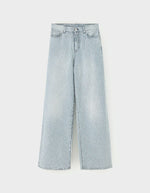 Jean denim bleu délavé Bellerose N.64 à rayures verticales écru, coupe relaxed boyfriend, jambes larges.