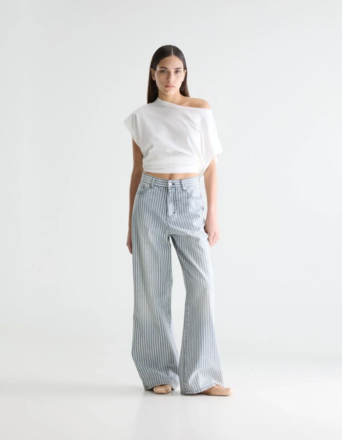 Jean denim N.64 bleu délavé à rayures verticales écru, coupe boyfriend relaxed et jambes larges.