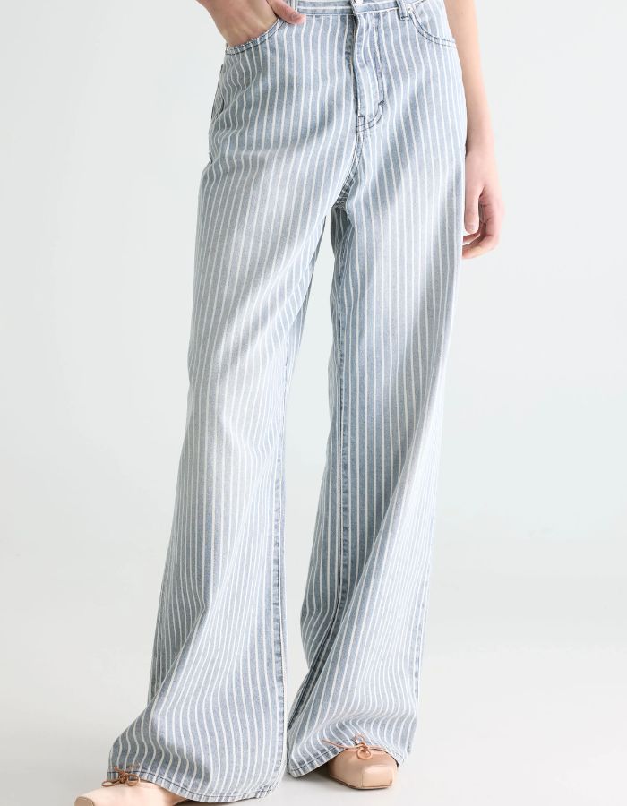 Jean denim bleu délavé à rayures verticales écru, coupe relaxed boyfriend, jambes larges.