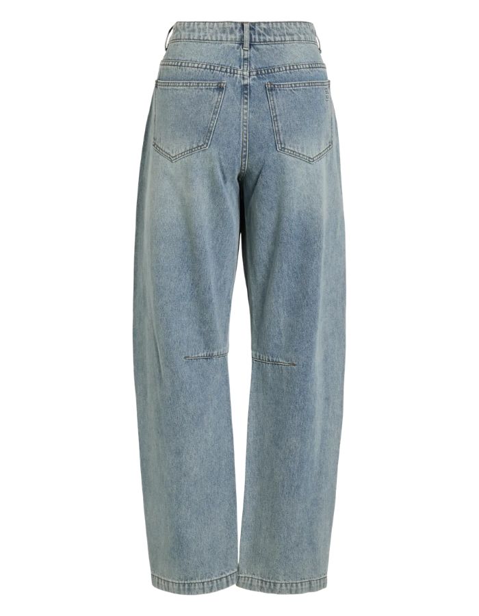 Dos du Jean pour femme de couleur bleu clair délavé Light Blue Denim, modèle Tiana de la marque Rouge Edit. Présente une coupe droite ample contemporaine, une taille mi-haute avec des passants de ceinture et des finitions de boutons en métal doré mat Dull Gold.