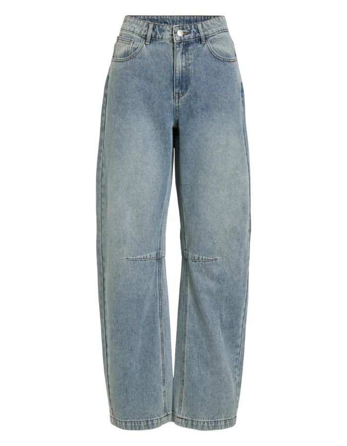 Jean pour femme de couleur bleu clair délavé Light Blue Denim, modèle Tiana de la marque Rouge Edit. Présente une coupe droite ample contemporaine, une taille mi-haute avec des passants de ceinture et des finitions de boutons en métal doré mat Dull Gold.