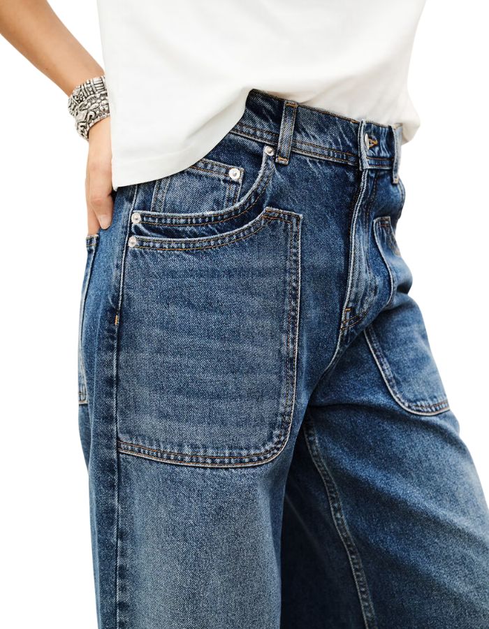 Ceinture du Jean droit pour femme en coton biologique bleu denim avec poches plaquées style workwear à l'avant, modèle Zoel de la marque BA&SH